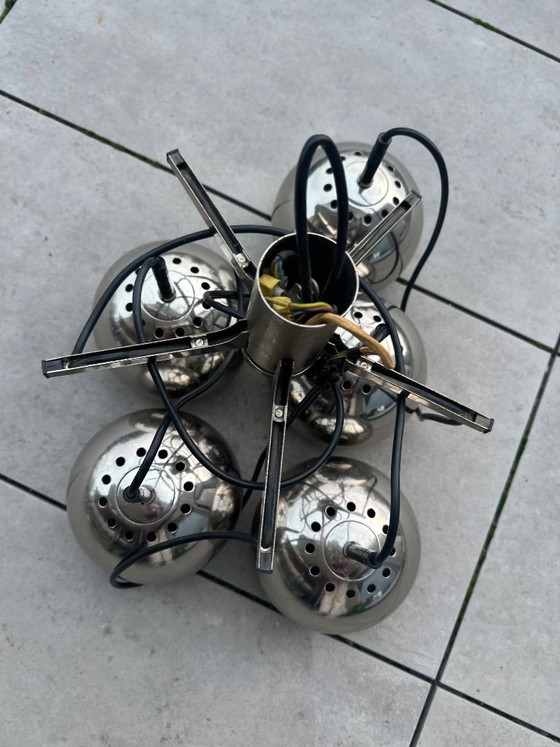 Pendelleuchte mit fünf sphärischen Chromschirmen, Pendelleuchten, Metall, Silber, Mid Century Modern (Foto 3 von 12)