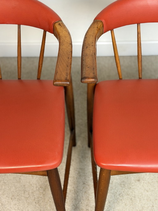 Par de sillones escandinavos de teca y piel sintética roja – década de 1960