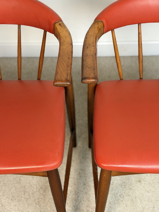 Image 1 of Par de sillones escandinavos de teca y piel sintética roja – década de 1960