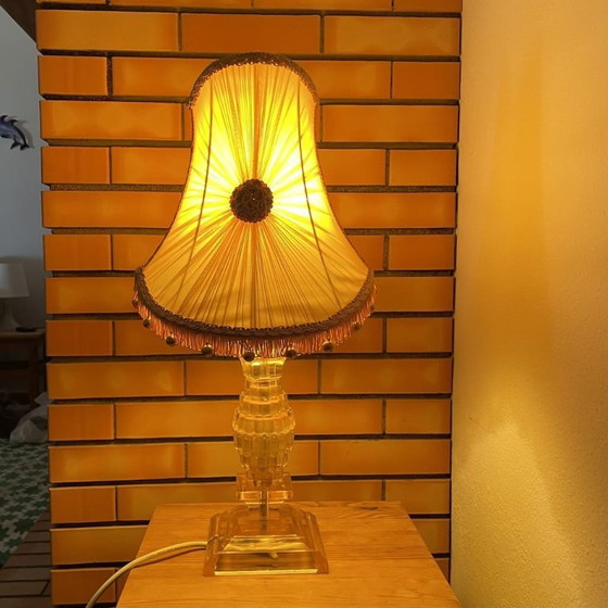 Lampada da tavolo Mid Century Modern Ambra Lucite Plexiglas Base Geometrica con Paralume Lusso Hollywood (photo 3 of 19)