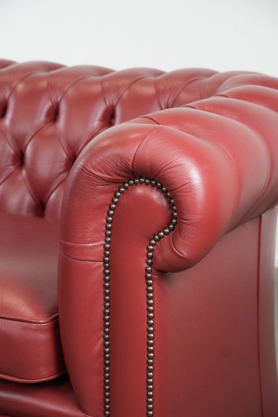 Image 1 of Divano Chesterfield inglese in pelle di mucca da 2,5 posti in uno splendido colore rosso