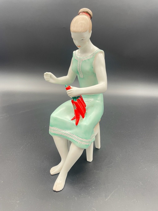 Hollóháza Porzellanfigur Mädchen mit Paprika – handbemalt – Vintage Ungarn