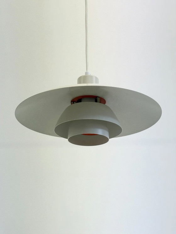 Image 1 of PH 4/3 hanglamp wit met oranje accenten van Poul Henningsen voor Louis Poulsen