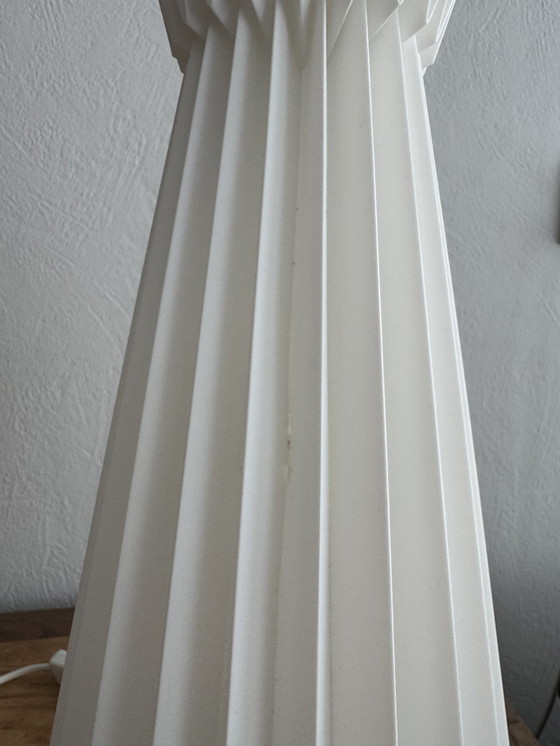 Image 1 of Vintage tafellamp jaren 80 wit met kunststof geplooide kap