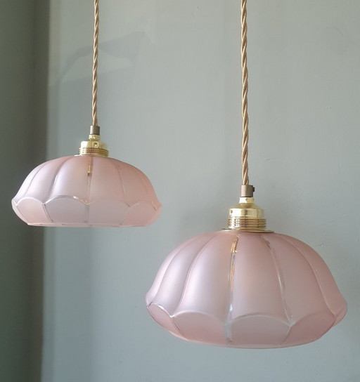 Ensemble de 2 suspensions vintage en verre opalin rose pastel, élégantes en forme de rosace.