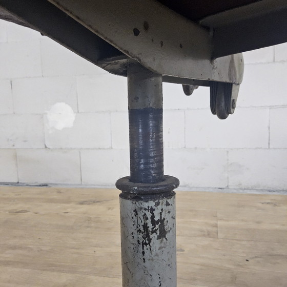 Image 1 of Sedia da ufficio industriale regolabile in Skai/metallo vintage (anni '40) sedia da scrivania industriale regolabile