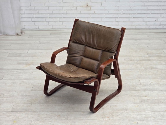 Image 1 of Fauteuil lounge norvégien des années 1970, revêtement en cuir marron.