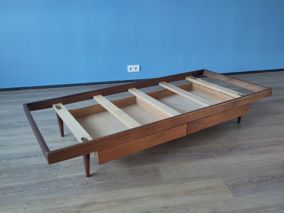 Image 1 of Divano letto vintage con cassetti in legno di teak.