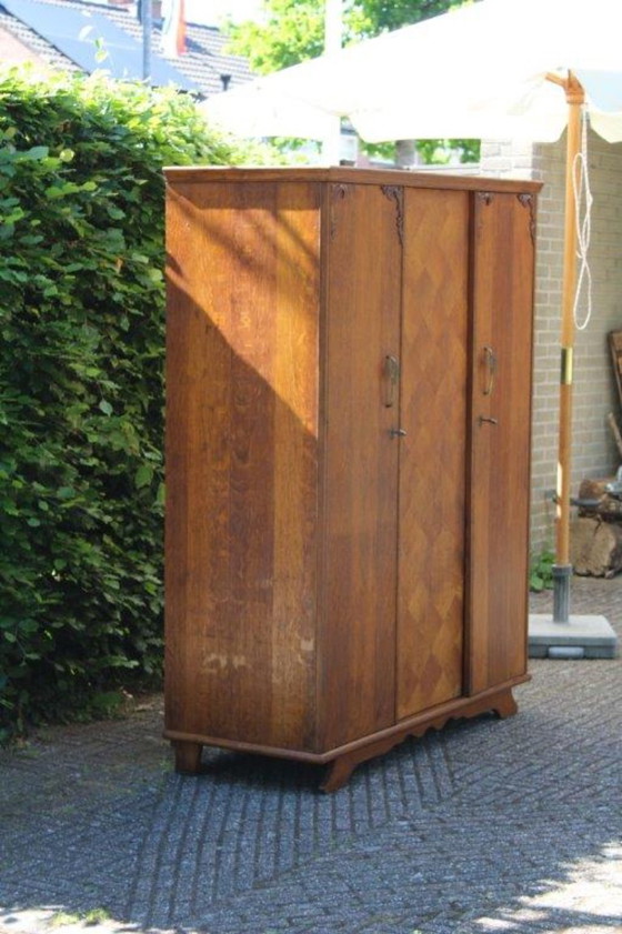 Image 1 of Vintage (50-60) 3-deurs houten kledingkast, 1/3 leg 2/3 hang