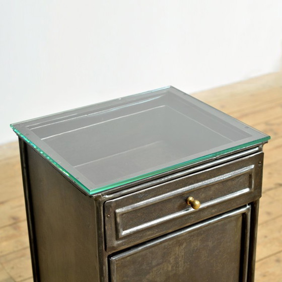 Ensemble de tables de chevet en fer, années 1900 – Tables de nuit, Glass, Iron, Vintage (photo 6 of 11)
