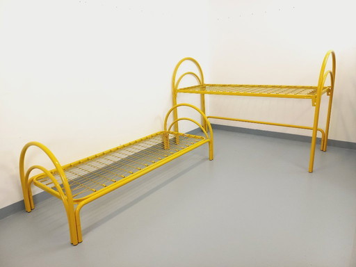 Twee vintage Italiaanse Maretto Marflex stapelbedden van geel metaal uit de jaren 80.
