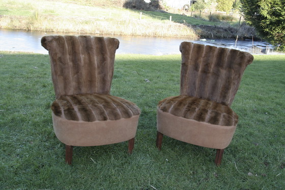 Image 1 of 2 identieke, antieke fauteuils met bekleed met bont en leer