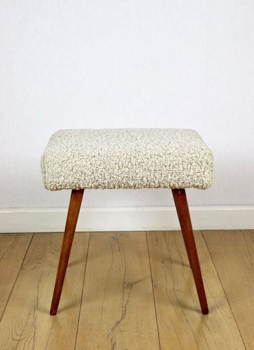 Taburete alto con asiento de bouclé beige y patas redondas de haya de los años 70.