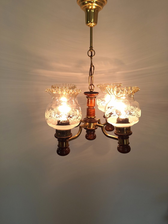 Image 1 of Lustre Vintage en bois et laiton avec quatre bras, abat-jour décoratifs en verre, élégante suspension pour le salon