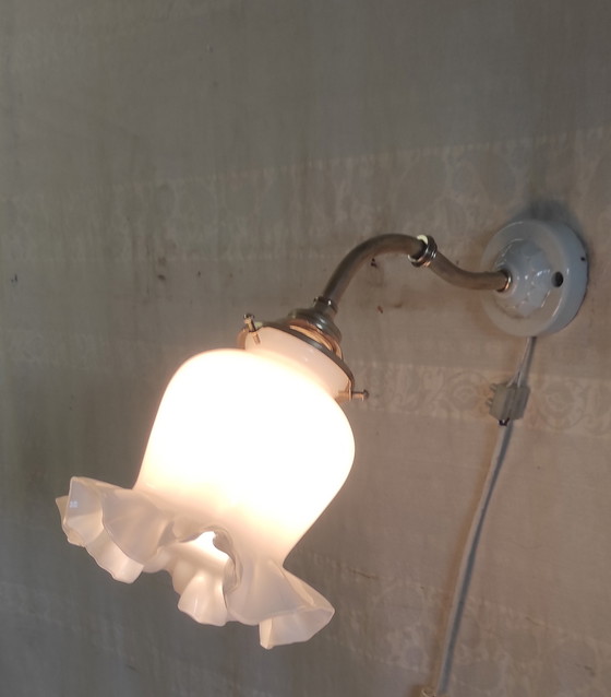 Image 1 of Wandlamp met zwanenhals van messing, porselein en opaalglas - midden 20e eeuw