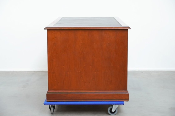 Image 1 of Klassischer Chesterfield-Schreibtisch/Partnerschreibtisch im englischen Stil mit schwarzer Lederplatte