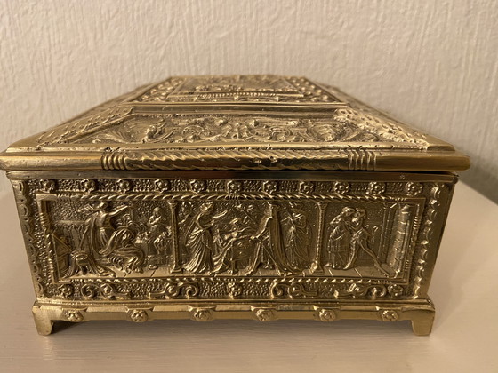 Image 1 of Sieraden- of sigarettendoosje van brons en messing met taferelen uit de Renaissance.