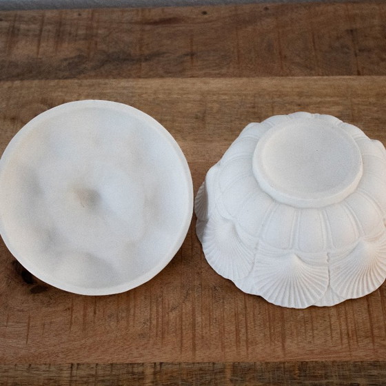 Image 1 of Antike Butterdose aus den 1860er Jahren, Muschelmotiv, Bonbonniere aus Steingut