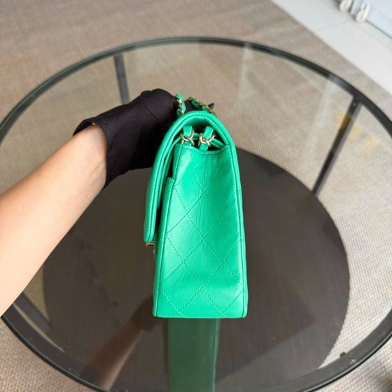 Image 1 of Borsa Chanel Classic Flap Medium - 25 cm in pelle di agnello trapuntata verde con finiture dorate, serie 18