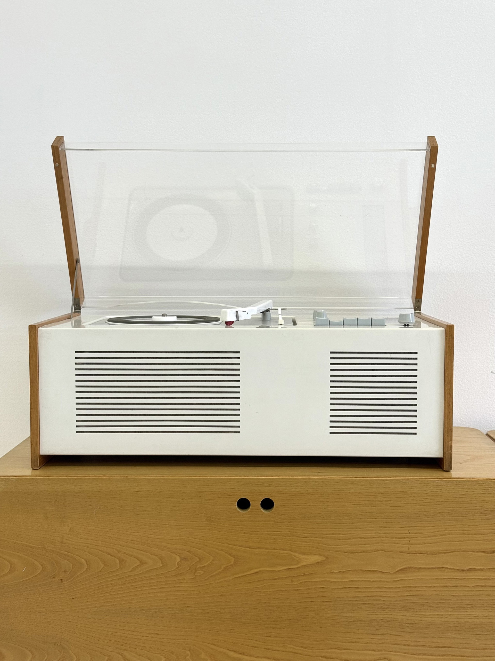 アンプ BRAUN SK6 DIETER RAMS & HANS GUGELOT Braun SK6 Radio Record Player by Dieter Rams & Hans Gugelot