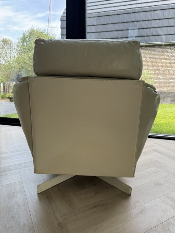 Image 1 of Sillón giratorio Piet Boon Heit con otomana y cojín decorativo.