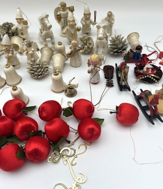 Image 1 of Ampia collezione di vecchi addobbi natalizi: legno, pigne, figure, mele
