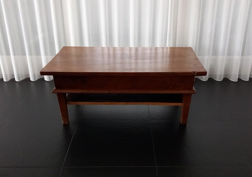 Table basse antique d'Europe du Sud