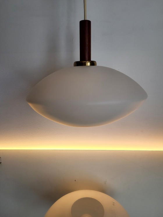 Image 1 of Lampada a sospensione vintage in vetro opalino, stile scandinavo, teak, anni '60