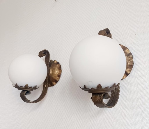 2 brutalistische wandlampen van verguld metaal, circa 1970