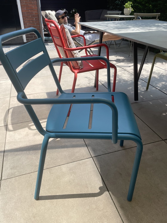 Image 1 of Sillas de jardín: rojo, verde, azul, naranja.