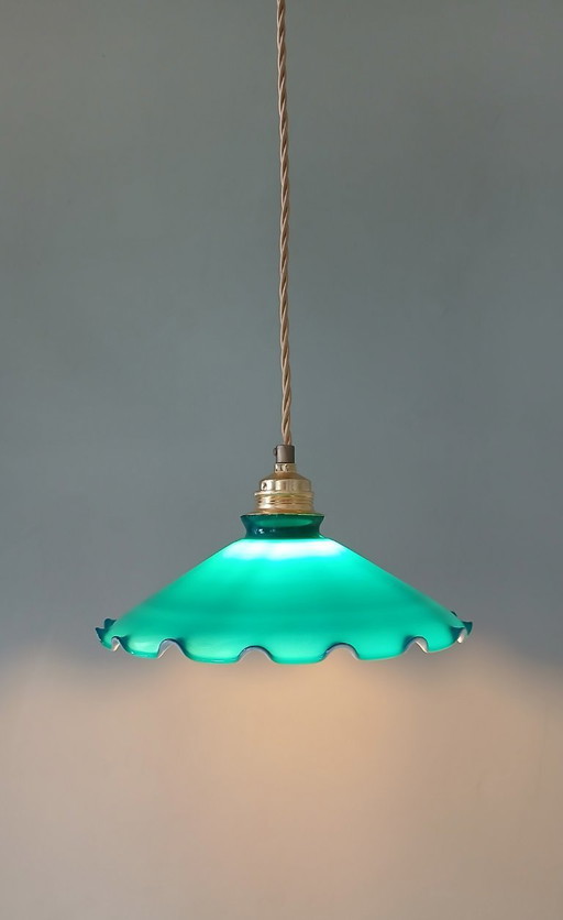 Lampada a sospensione vintage in vetro opalino verde. Lampada da soffitto antica in verde intenso.