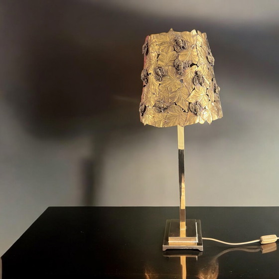 Image 1 of Lampe de table design en laiton ornée de feuilles de vigne et d'abeilles. Numéro de brevet gravé sur la face inférieure, ver