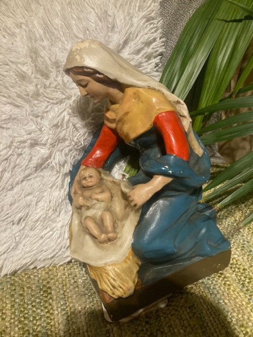 Statue en plâtre polychrome de Marie avec l'enfant Jésus