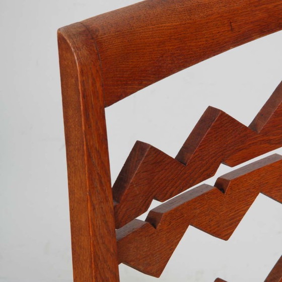 Image 1 of Silla de roble macizo, obra francesa de la década de 1950.