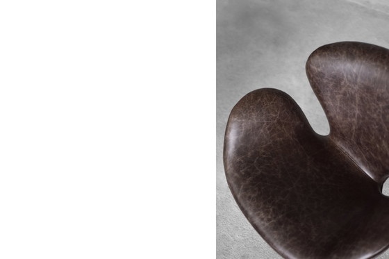 Image 1 of Mid-Century Danish Modern Brown Leather Swan Chair by Arne Jacobsen for Fritz Hansen, 1958