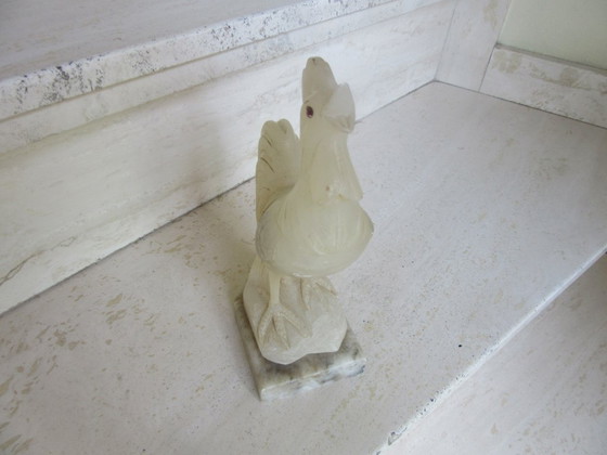Image 1 of Figurine de coq cockrill fabriquée à la main en onyx blanc translucide ou en albâtre