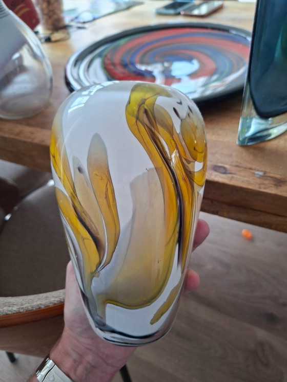 Collection de 7 vases avec sous-assiettes, signés notamment Missioni, Royal Leerdam et Kosta Boda. (photo 5 of 6)