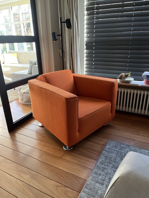 Deux magnifiques fauteuils orange Design en stock