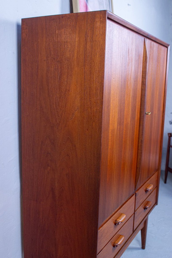 Image 1 of Armadio alto vintage in teak, cassettiera in stile danese di metà secolo.