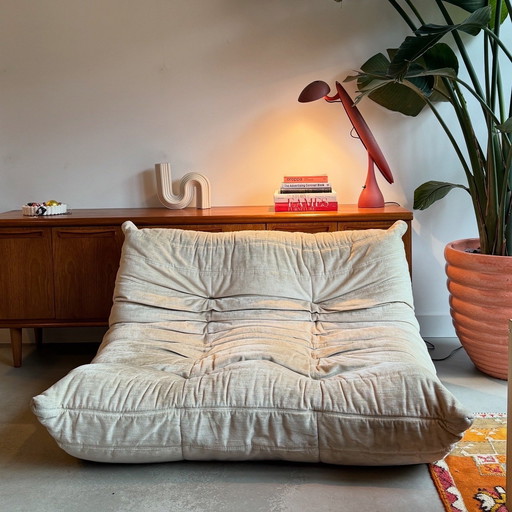 Divano vintage Togo a 2 posti in velluto beige Ligne Roset.
