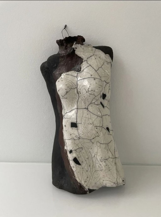 Torse féminin sculpté en céramique – glaçure raku