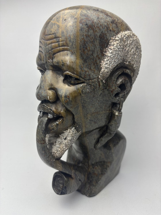 Image 1 of Busto Shona intagliato a mano raffigurante un uomo con una pipa – Pietra serpentina – Circa 25 cm – Zimbabwe