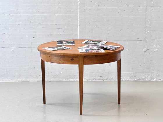 Image 1 of Round dining table made of solid alder wood
