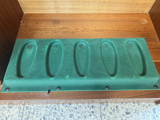 Image 1 of Armario para armas de mediados de siglo con capacidad para 5 armas largas y diversos accesorios de diseño clásico.