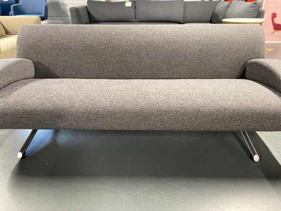 Image 1 of Divano Artifort Tara da 2,5 posti con braccioli