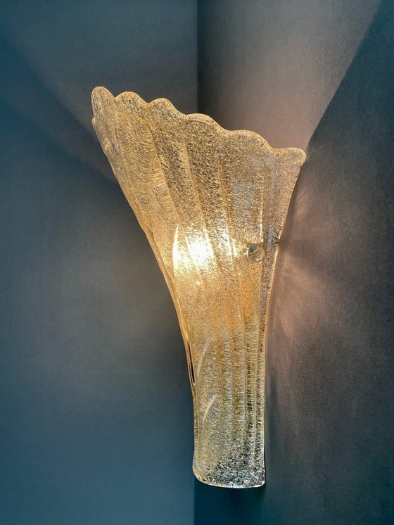 Image 1 of XL groot paar kunstglazen 90 kandelaars van Murano. Barovier en Toso stijl. Amberkleurige Graniglia en vergulde metalen frames.