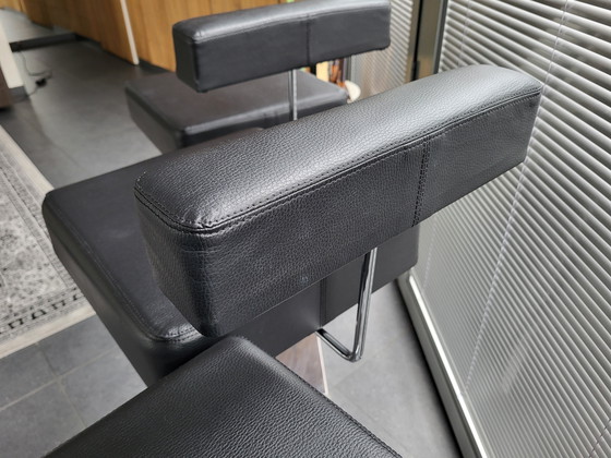 Image 1 of 4 zwarte leren barkrukken met chroom voet