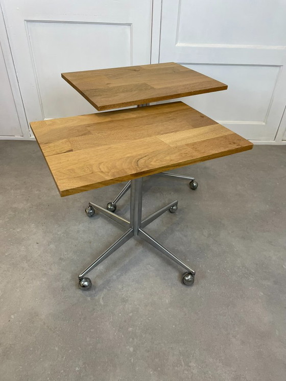 Image 1 of Ensemble de tables d'appoint mobiles avec plateau en chêne