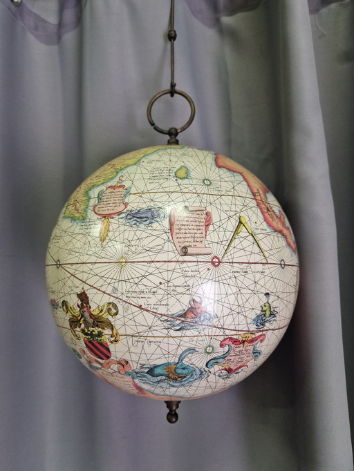 Magnifique globe suspendu