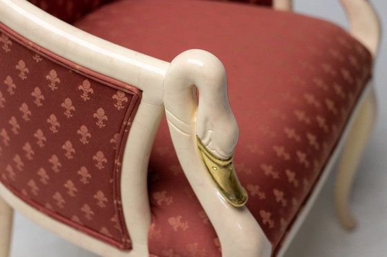 Image 1 of SILLÓN TRÜGGELMANN CON CUELLO DE CISNE — ESTRUCTURA DE MÁRMOL PINTADO Y DORADA, DAMASCO ROJO AMAPOLA